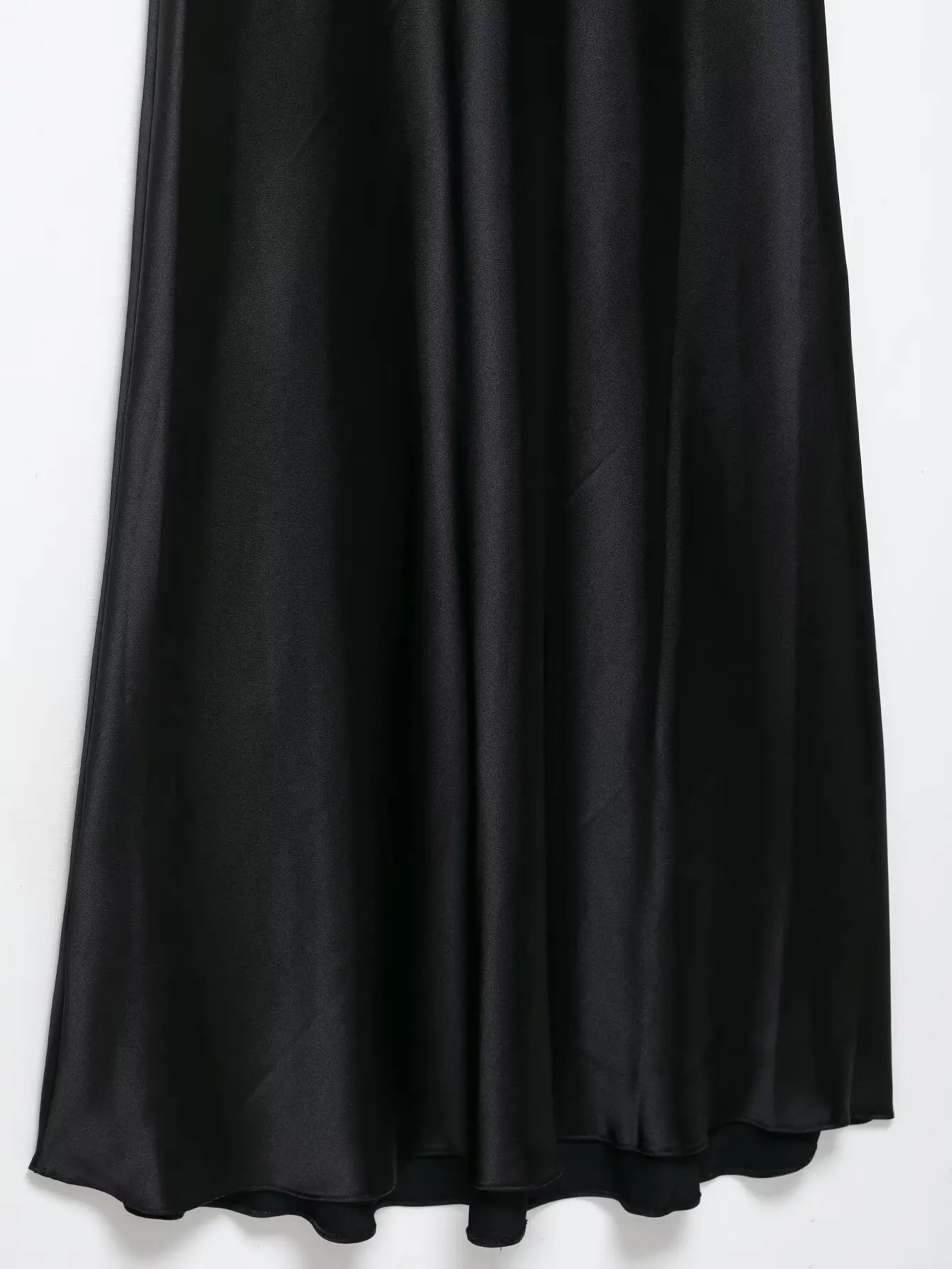 Vestido feminino , elegante, de cor lisa, em tecido acetinado, sem mangas.