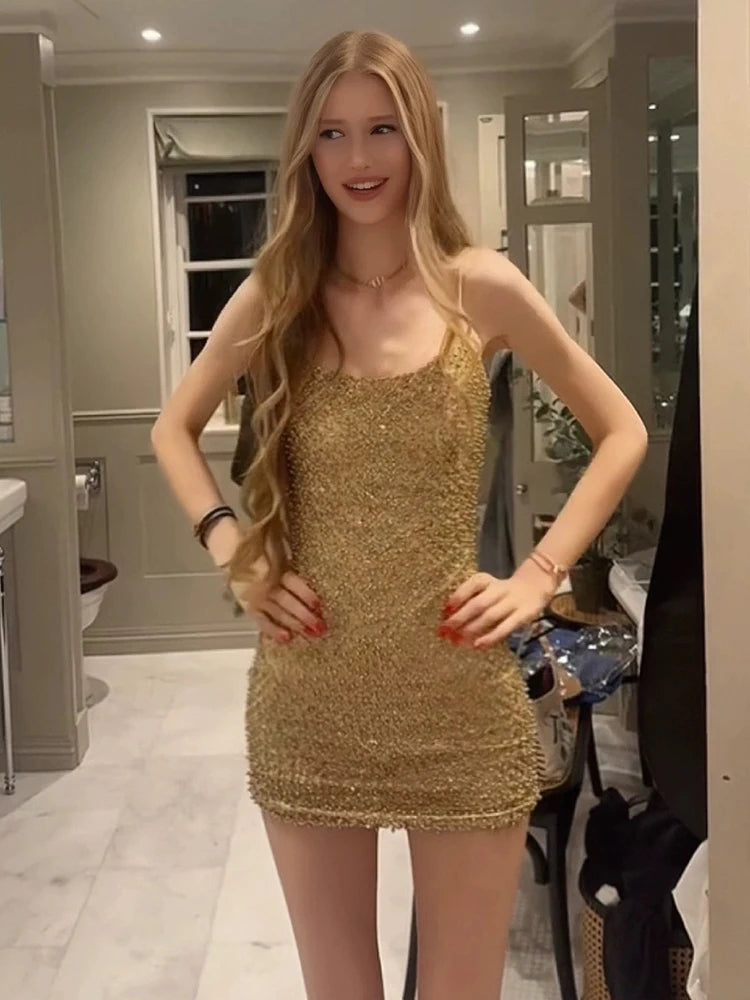 Vestido feminino fashion com miçangas douradas