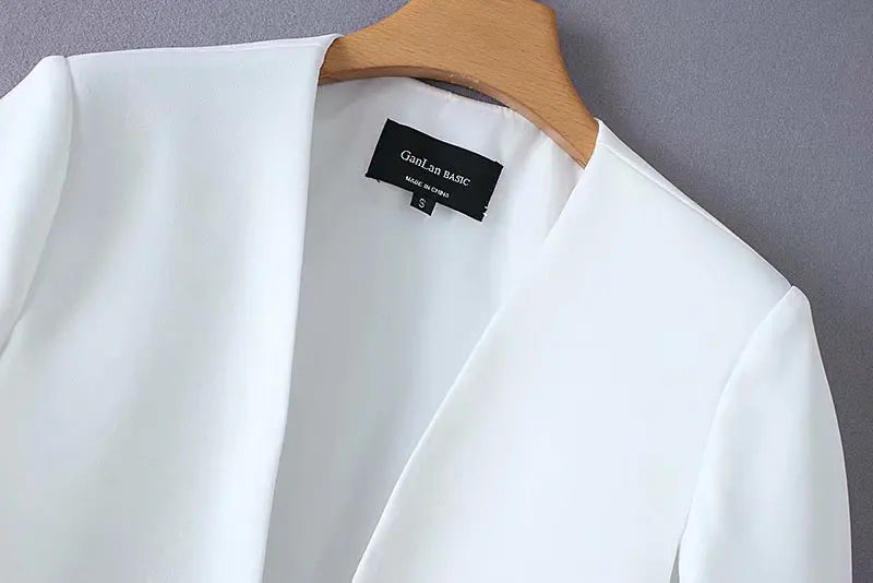 Blazer feminino, elegante, nas cores preto e branco, estilo casual