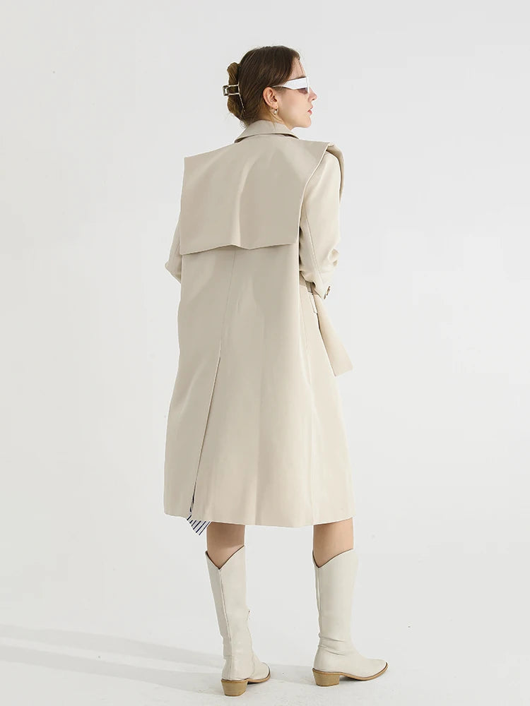 Trench coat feminino com pala. Sobretudo versátil para meia‑estação.
