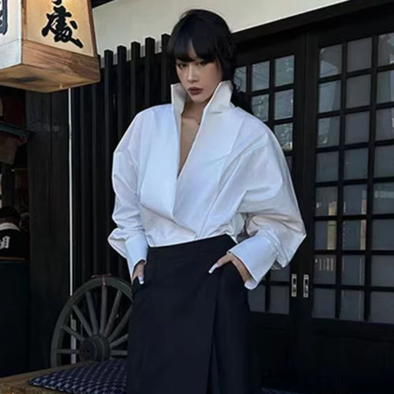 Camisa branca fashion com silhueta ampla, gola alta.