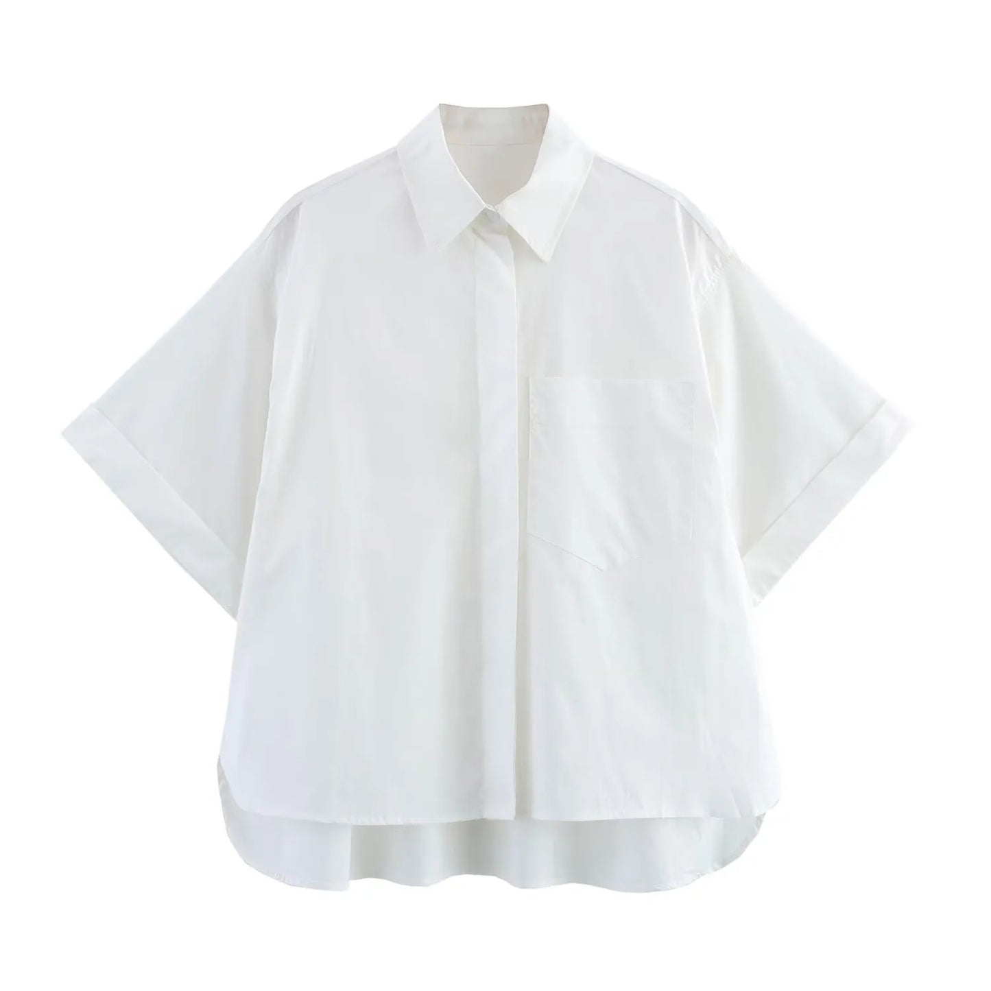 Camisa BSK&amp;TRAF com lapela, bolso único, manga curta, simples, abotoada, modelo casual versátil, corte solto e levemente slim, para o verão 2025.