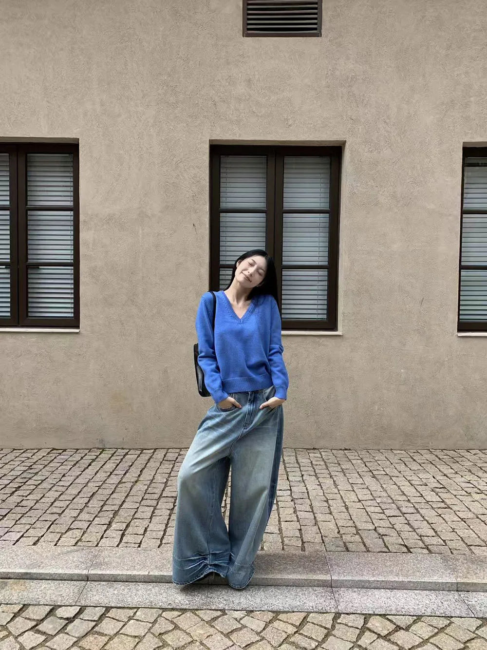 Cardigã feminino de tricô azul, com decote em V.