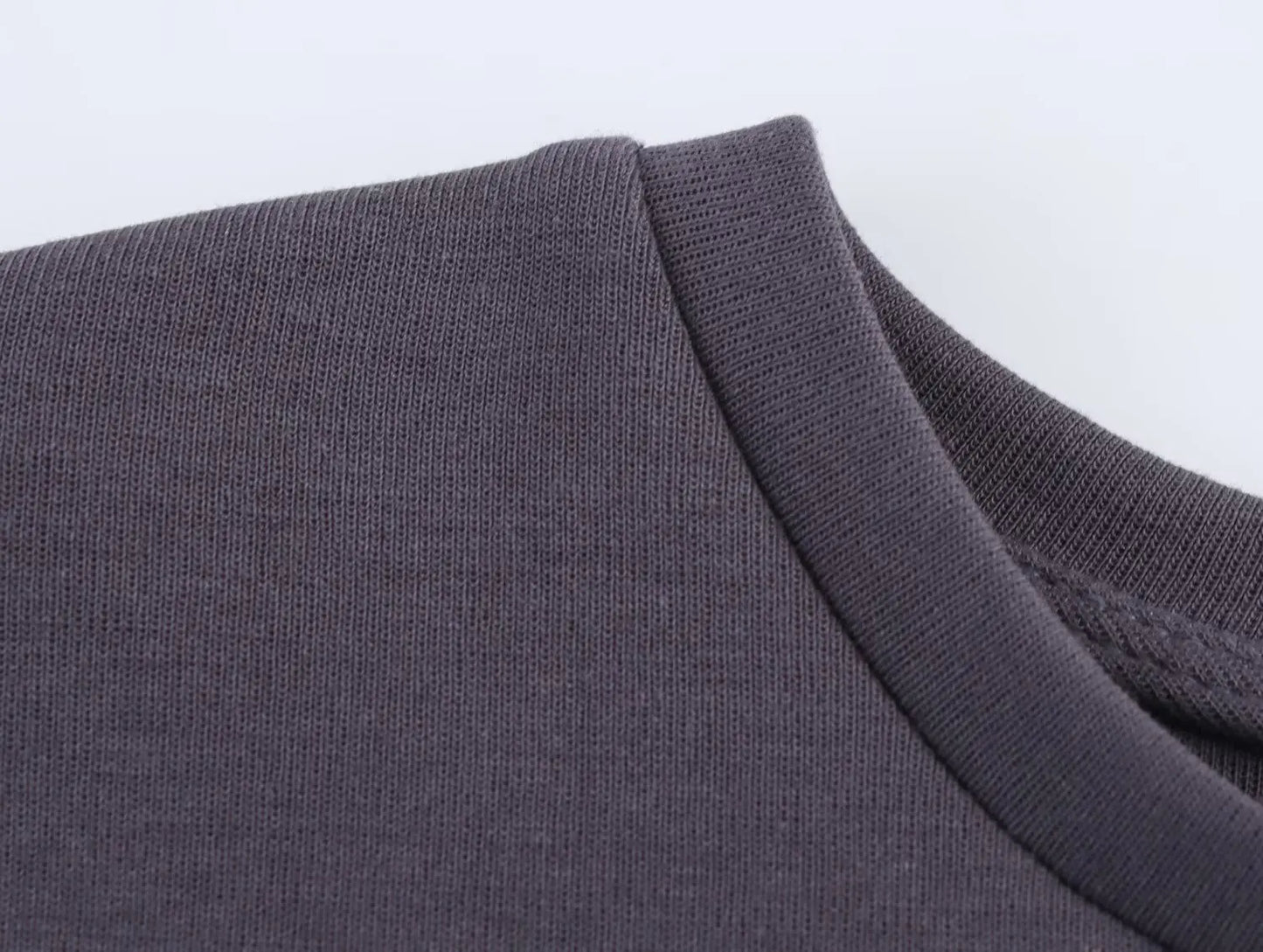 Conjunto: T-shirt feminina confortável com ombro caído e manga curta + calça casual de cintura média para o dia a dia.