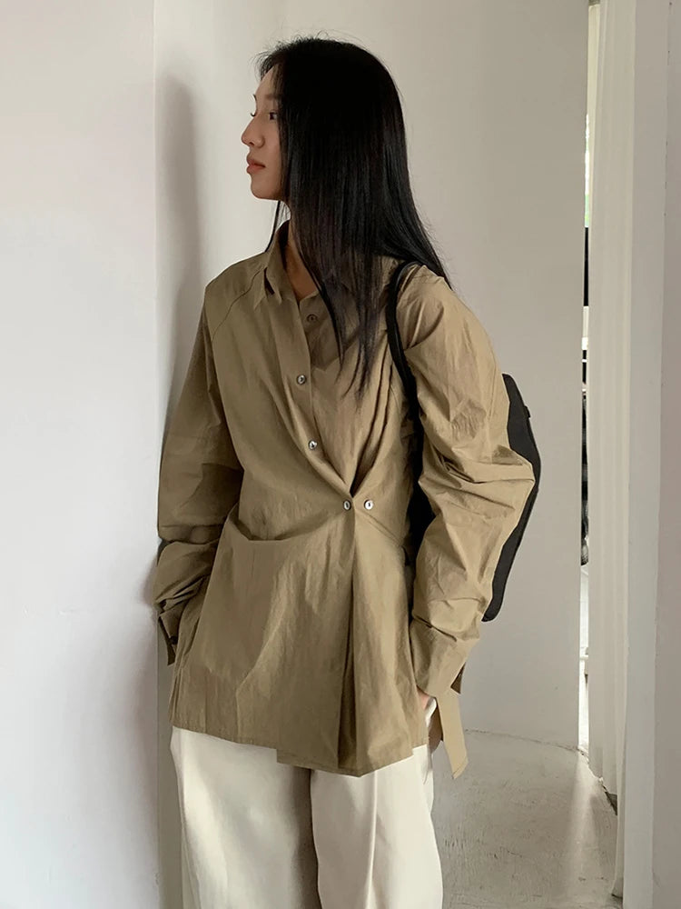 Camisa feminina caqui com cintura ajustável