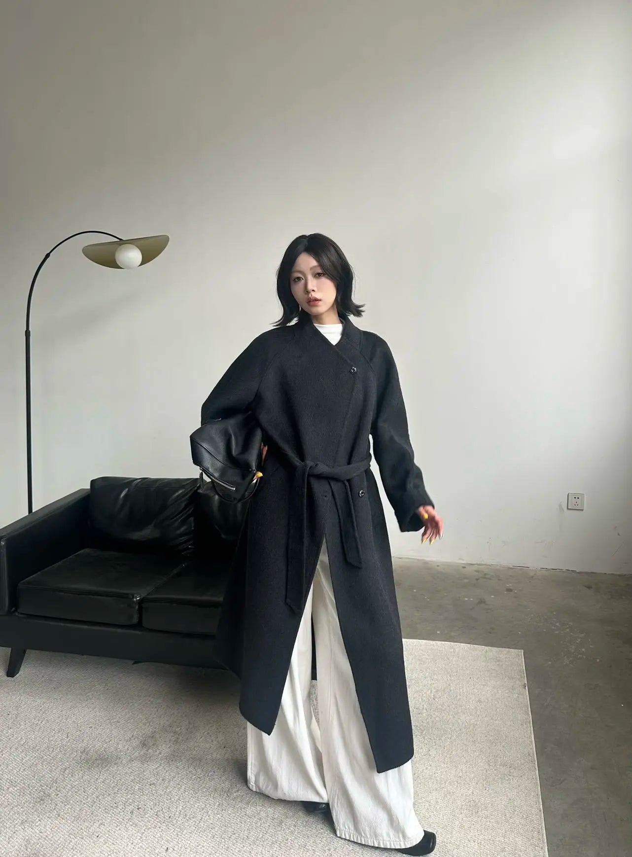 Casaco feminino em lã tom damasco.