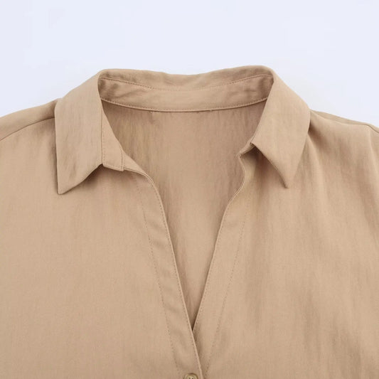 Camisa feminina, com lapela, mangas curtas amplas e modelagem solta, estilo casual e elegante.