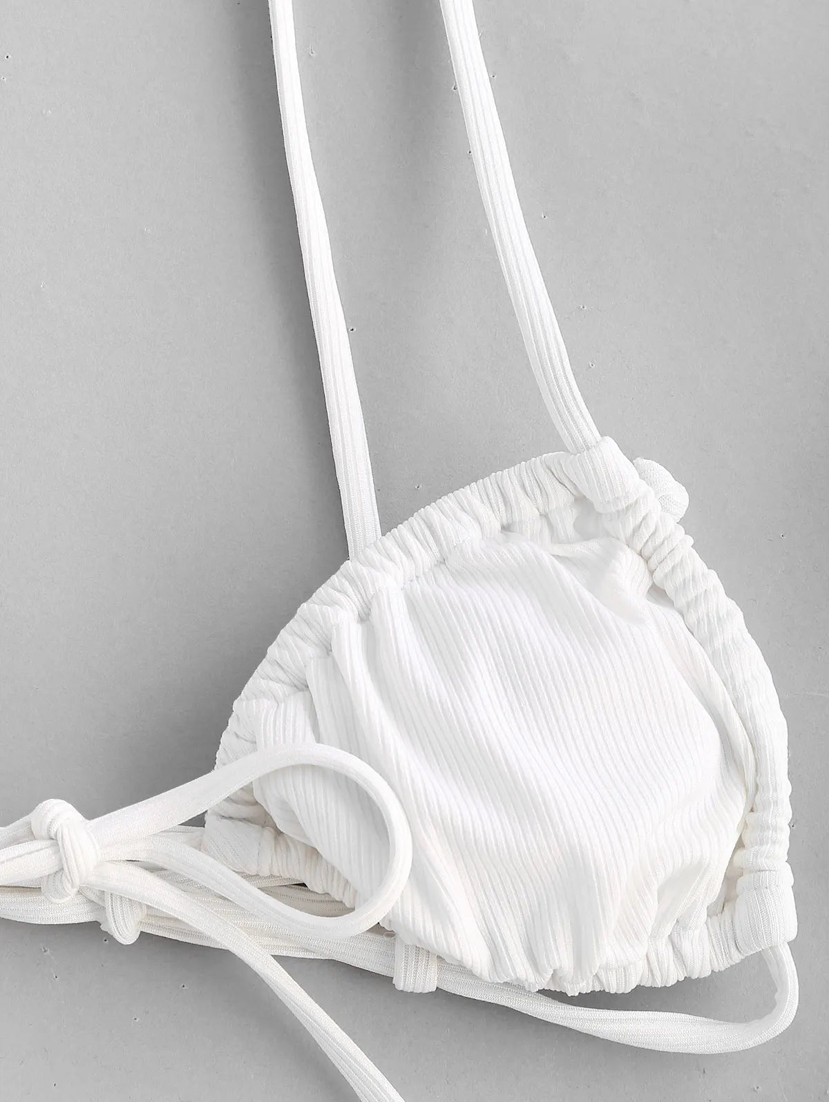 Biquíni boho de três peças, com estampa floral/paisley em tecido canelado, modelo de tiras (string)