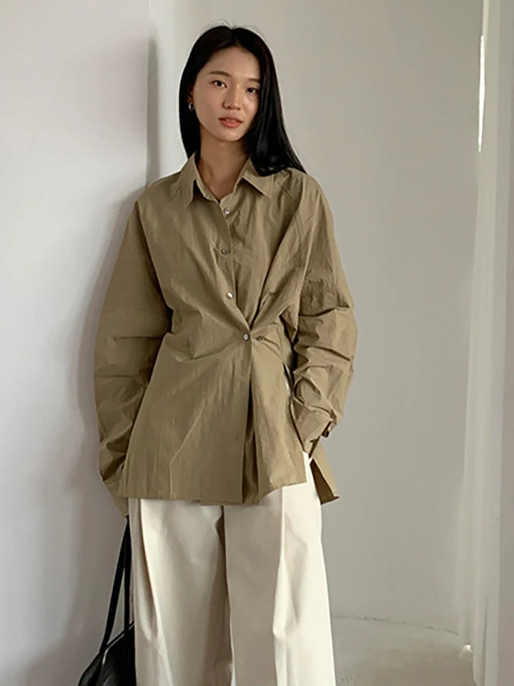 Camisa feminina caqui com cintura ajustável