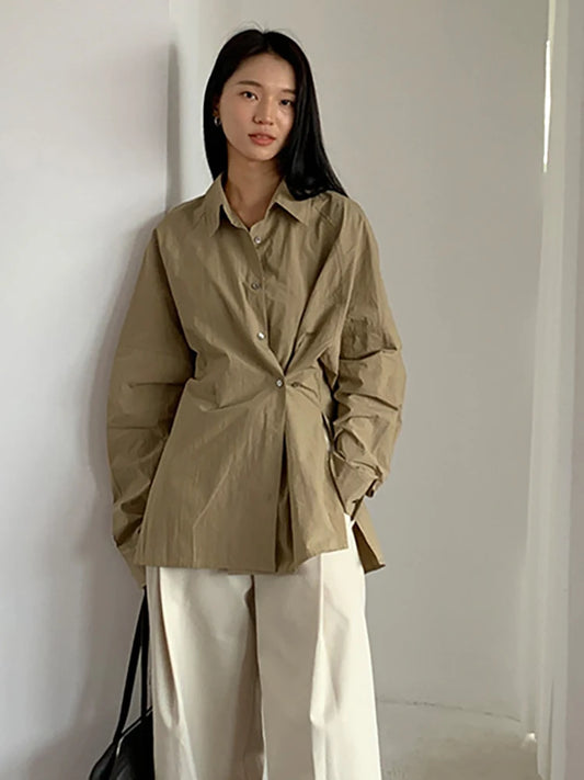 Camisa feminina caqui com cintura ajustável