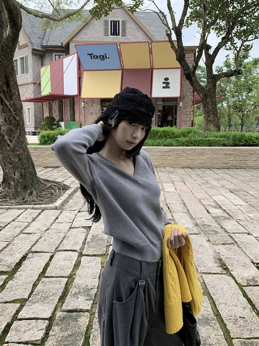 Cardigã feminino de tricô azul, com decote em V.