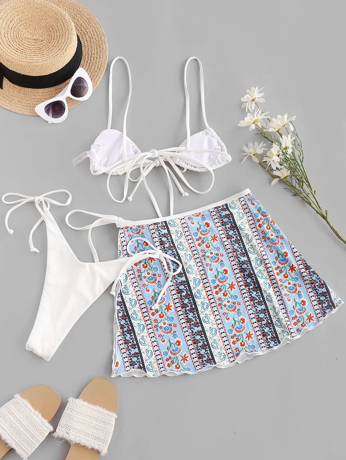 Biquíni boho de três peças, com estampa floral/paisley em tecido canelado, modelo de tiras (string)