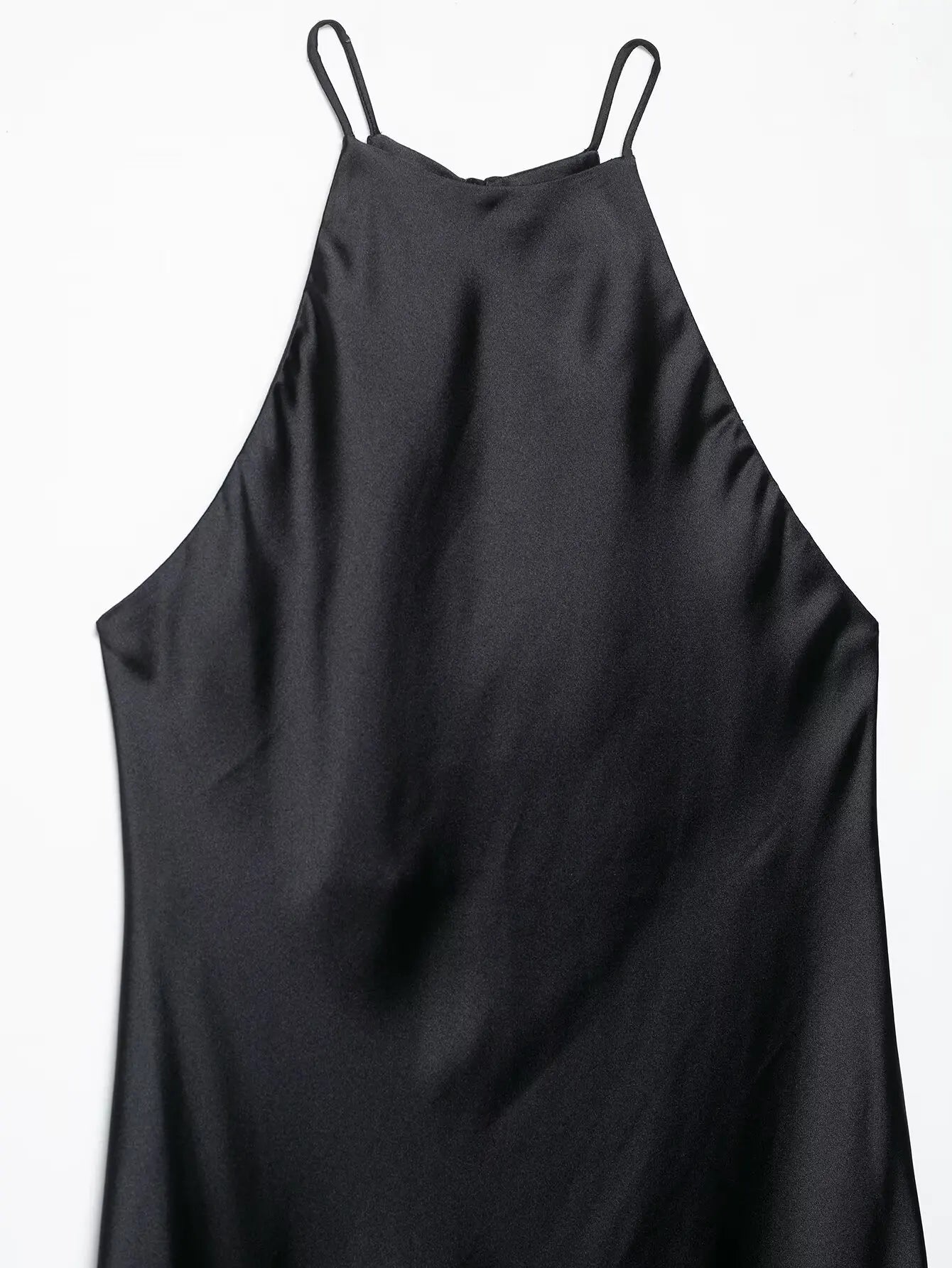 Vestido feminino , elegante, de cor lisa, em tecido acetinado, sem mangas.