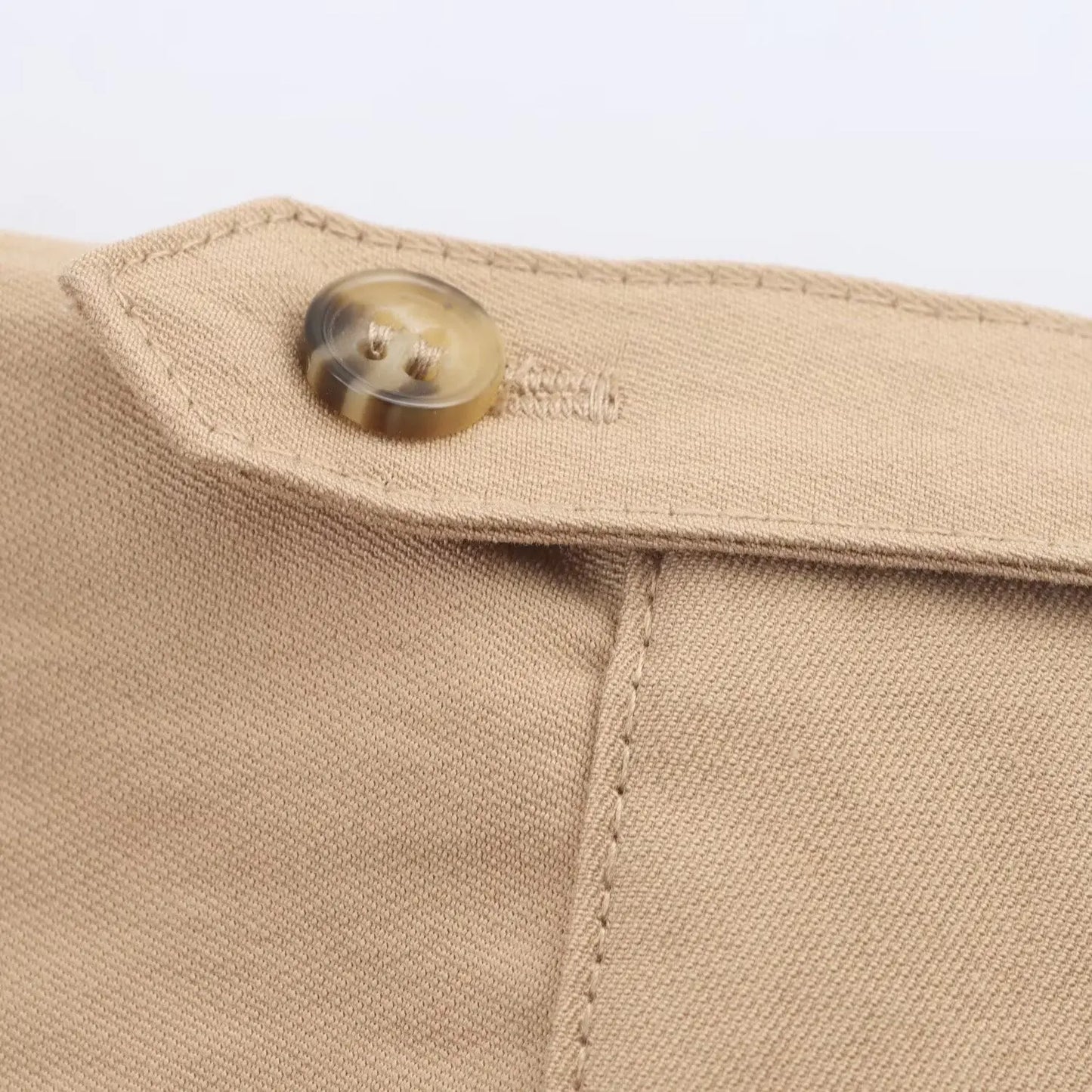 Camisa feminina BSK&amp;TRAF Verão 2025, com lapela, mangas curtas amplas e modelagem solta, estilo casual e elegante.