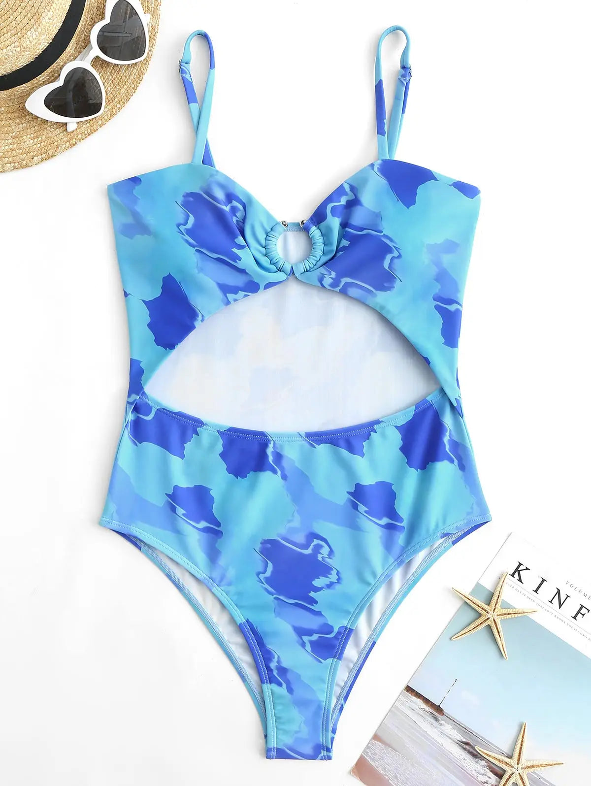 Maiô cavado tie‑dye com recortes e cintura alta.