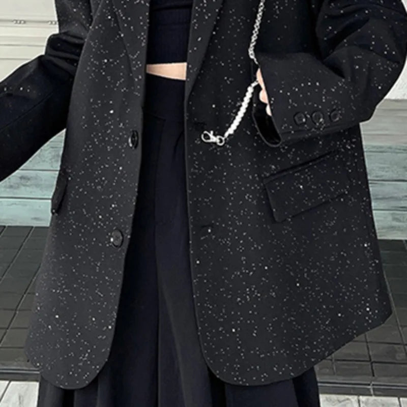 Blazer feminino fashion com paetês e corrente metálica.