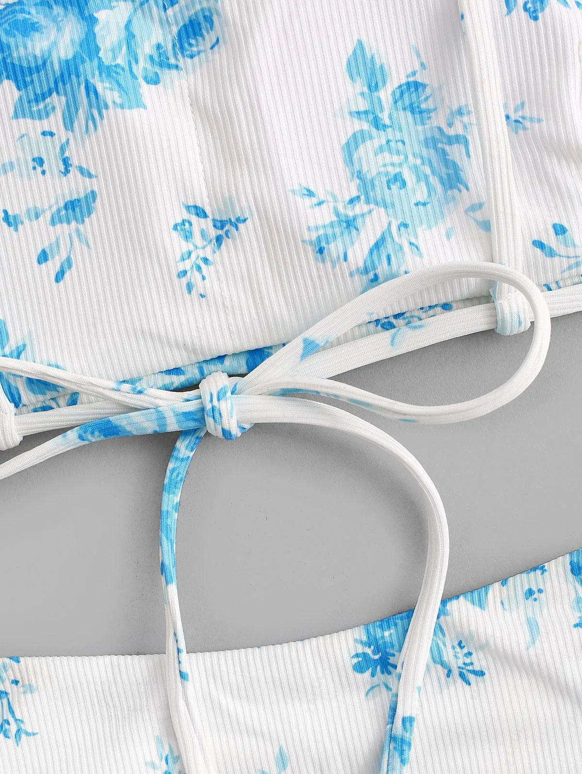 Biquíni fashion com estampa de rosas azul.