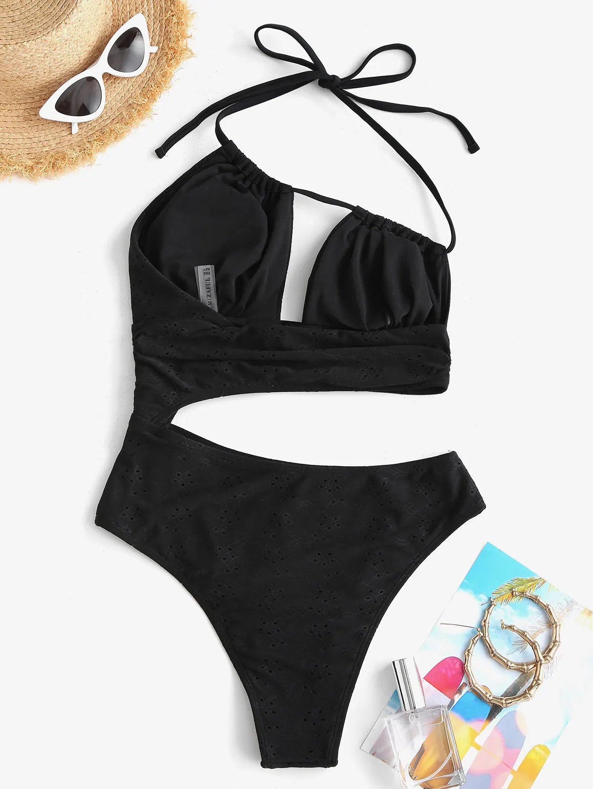 Maiô de um ombro só com recortes (cutout) em bordado inglês.