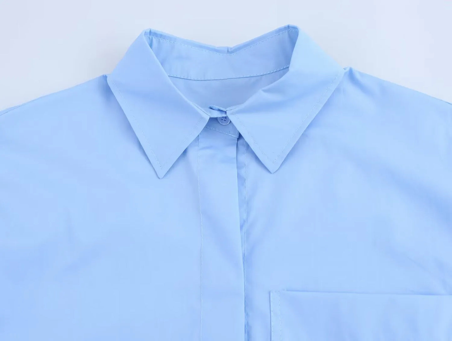 Camisa BSK&amp;TRAF com lapela, bolso único, manga curta, simples, abotoada, modelo casual versátil, corte solto e levemente slim, para o verão 2025.