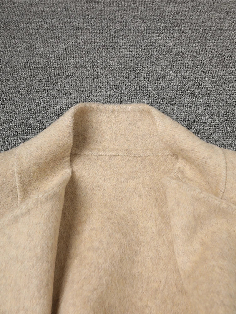 Casaco feminino em lã tom damasco.