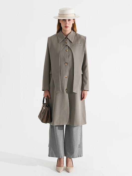 Trench coat feminino com pala. Sobretudo versátil para meia‑estação.