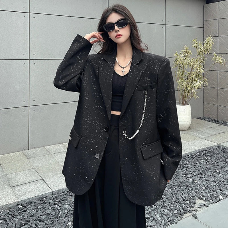 Blazer feminino fashion com paetês e corrente metálica.