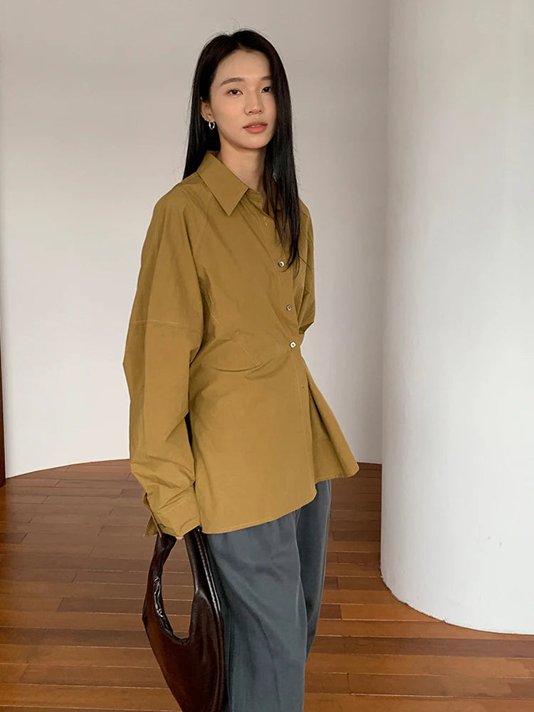 Camisa feminina caqui com cintura ajustável