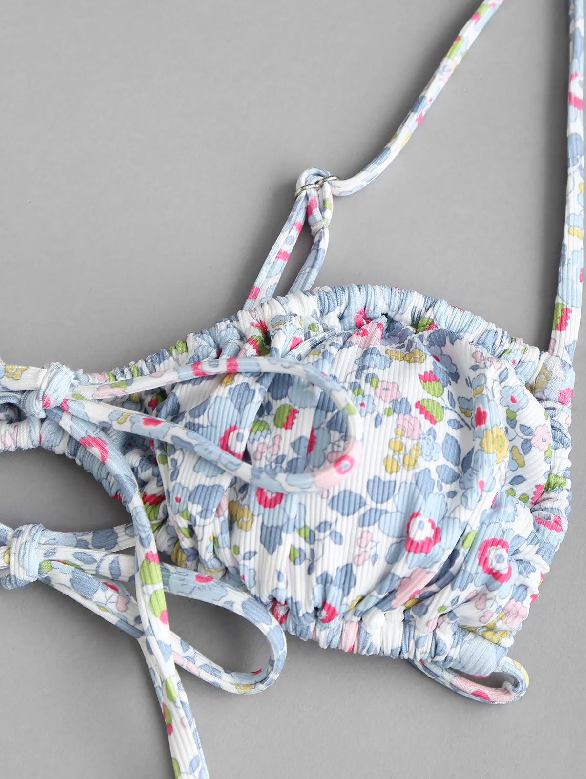 Biquíni floral canelado de três peças com amarrações.