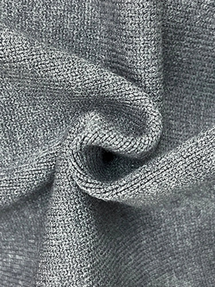 Cardigã feminino de tricô azul, com decote em V.