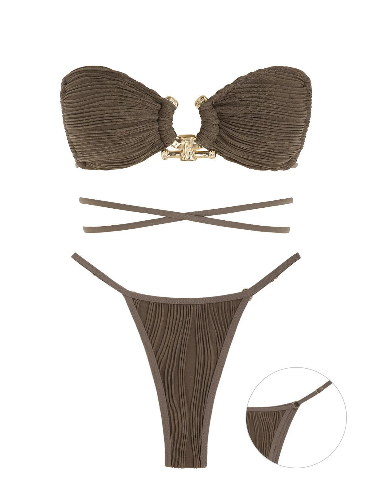 Biquíni feminino com recortes e tiras cruzadas, tecido texturizado, ferragens metálicas, cava alta e calcinha cheeky, com top acolchoado, aberto nas costas e de amarrar.