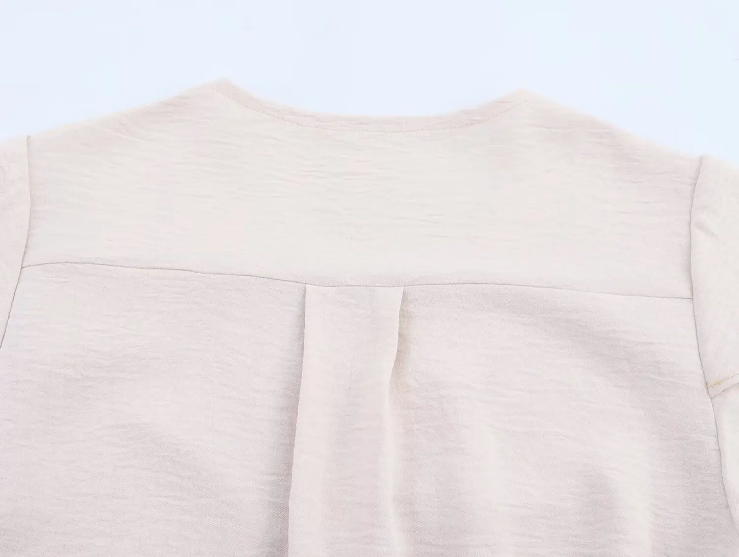 Blusa feminina verão 2025, cor lisa, estilo “commuter” (para o dia a dia), decote em V, de chiffon, com babados, manga curta, peça versátil que combina com tudo.