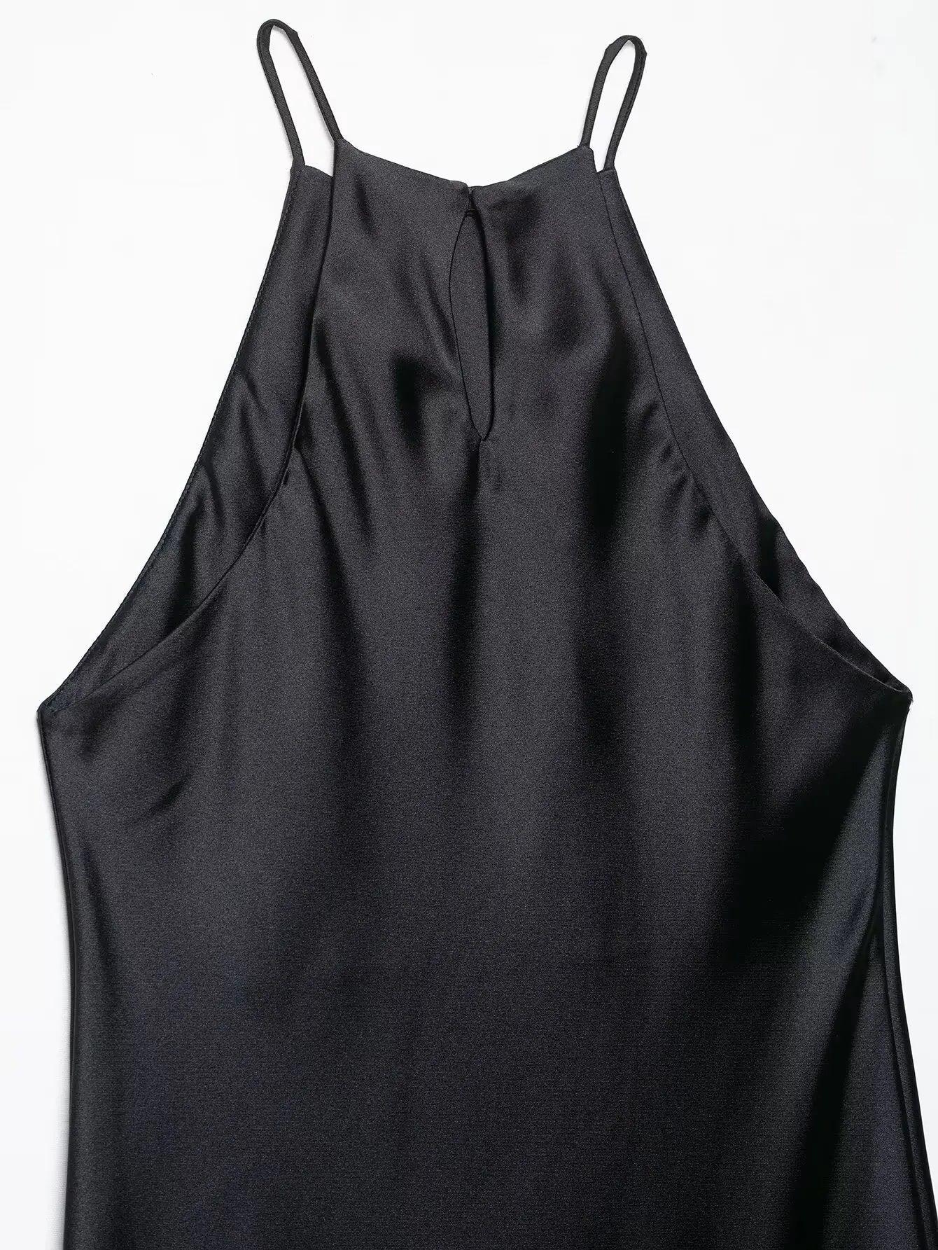 Vestido feminino , elegante, de cor lisa, em tecido acetinado, sem mangas.