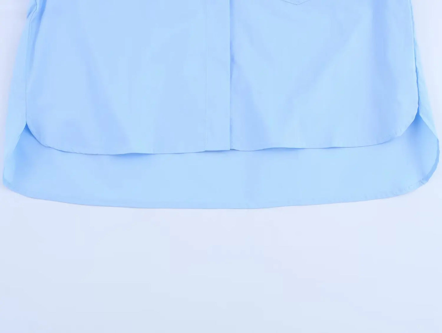 Camisa BSK&amp;TRAF com lapela, bolso único, manga curta, simples, abotoada, modelo casual versátil, corte solto e levemente slim, para o verão 2025.