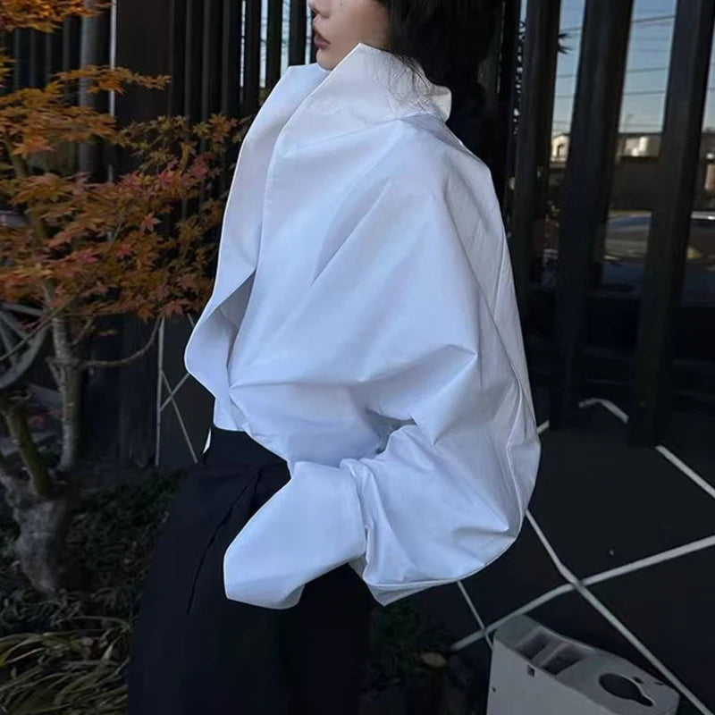 Camisa branca fashion com silhueta ampla, gola alta.