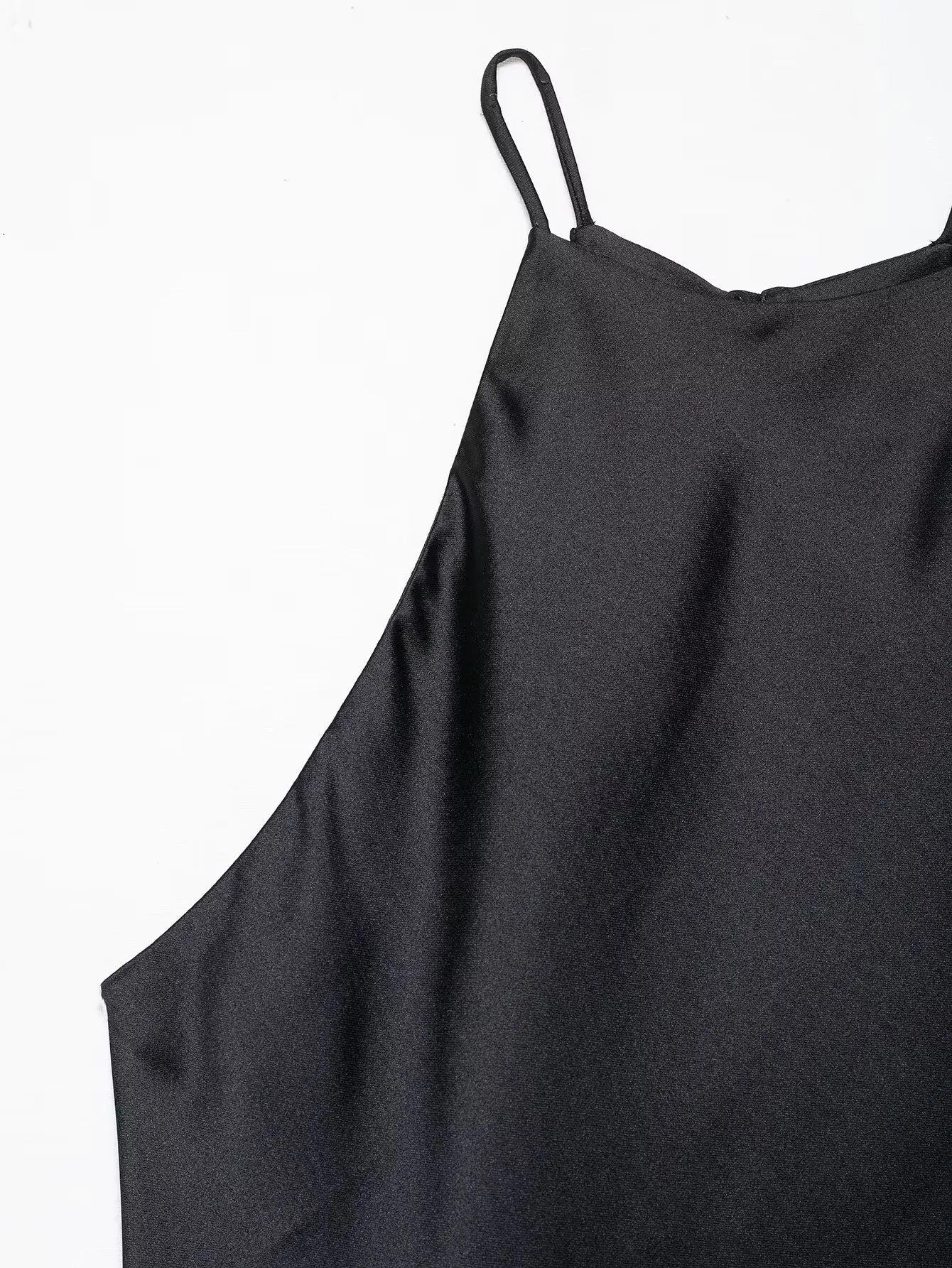 Vestido feminino , elegante, de cor lisa, em tecido acetinado, sem mangas.