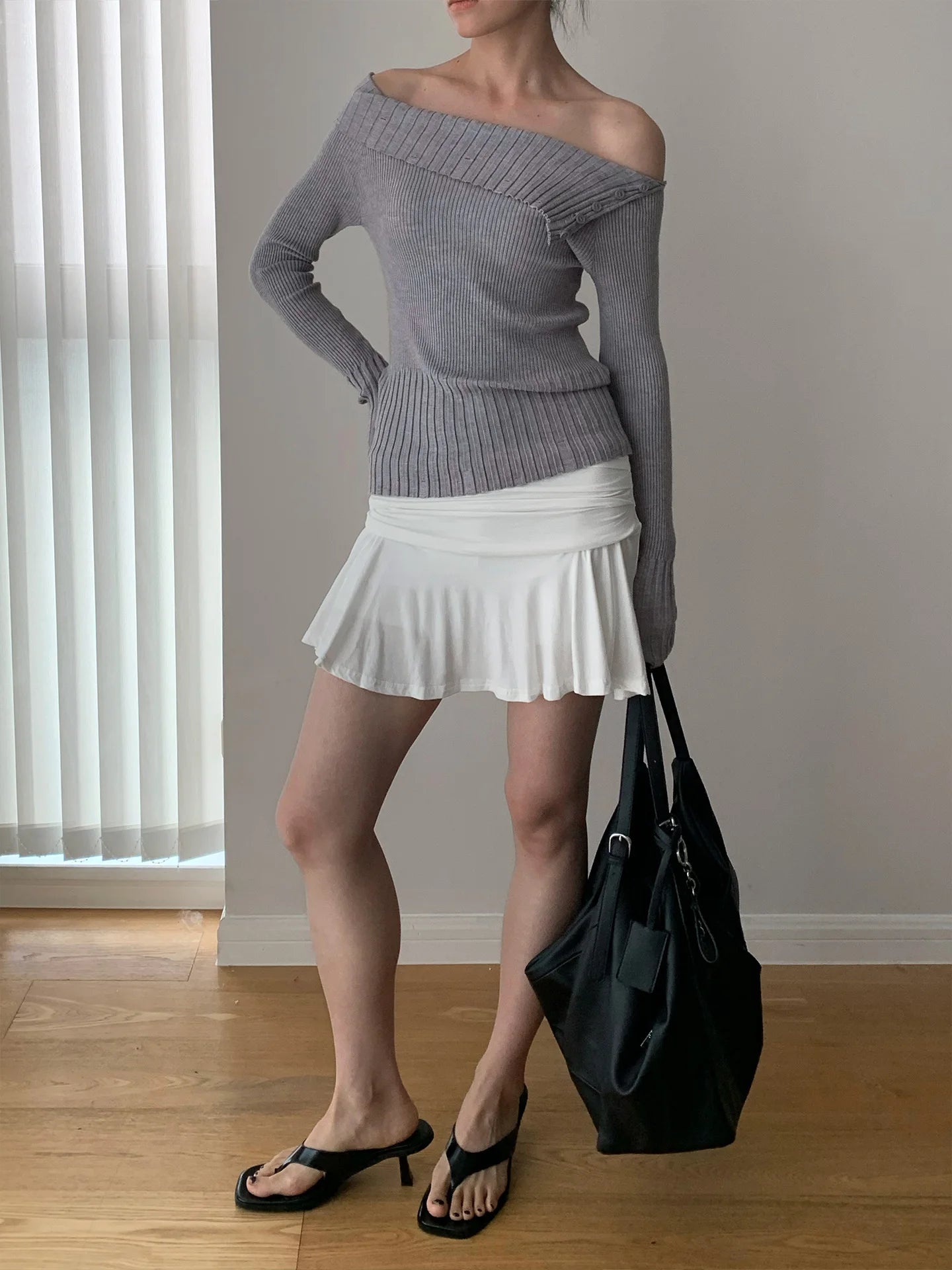 Suéter feminino preto ombro a ombro.