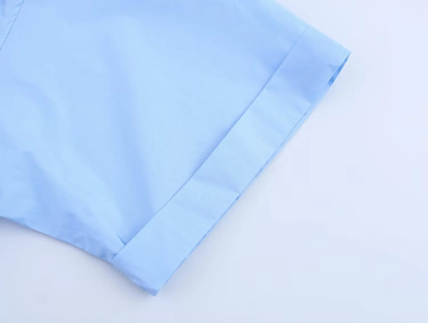 Camisa BSK&amp;TRAF com lapela, bolso único, manga curta, simples, abotoada, modelo casual versátil, corte solto e levemente slim, para o verão 2025.