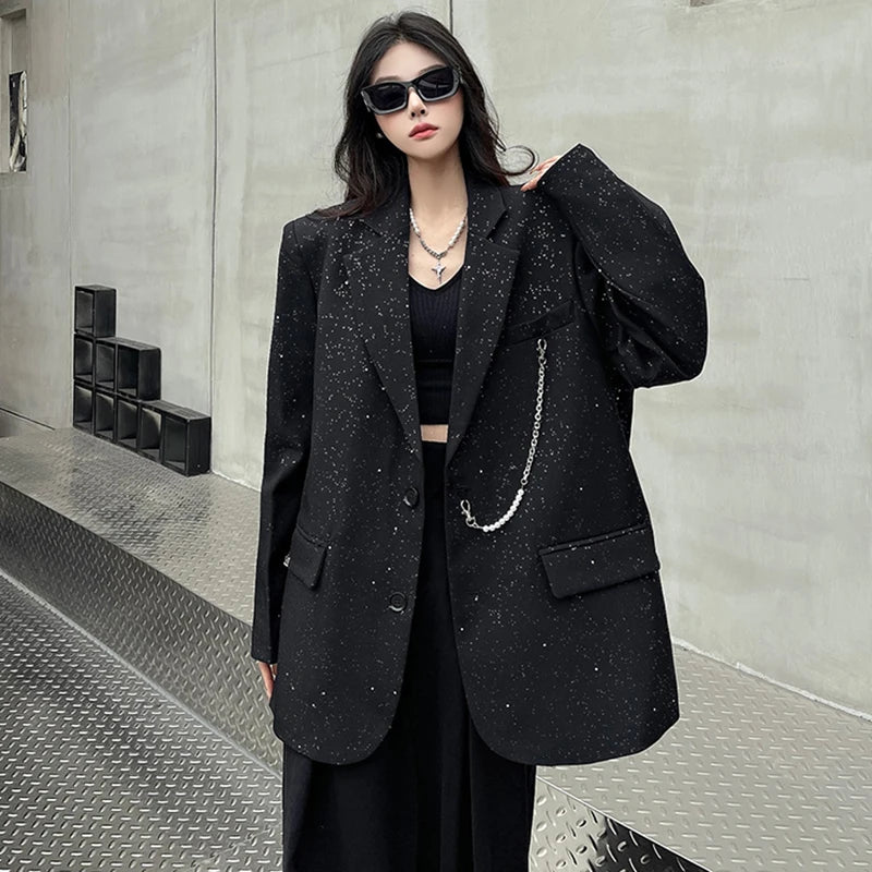 Blazer feminino fashion com paetês e corrente metálica.