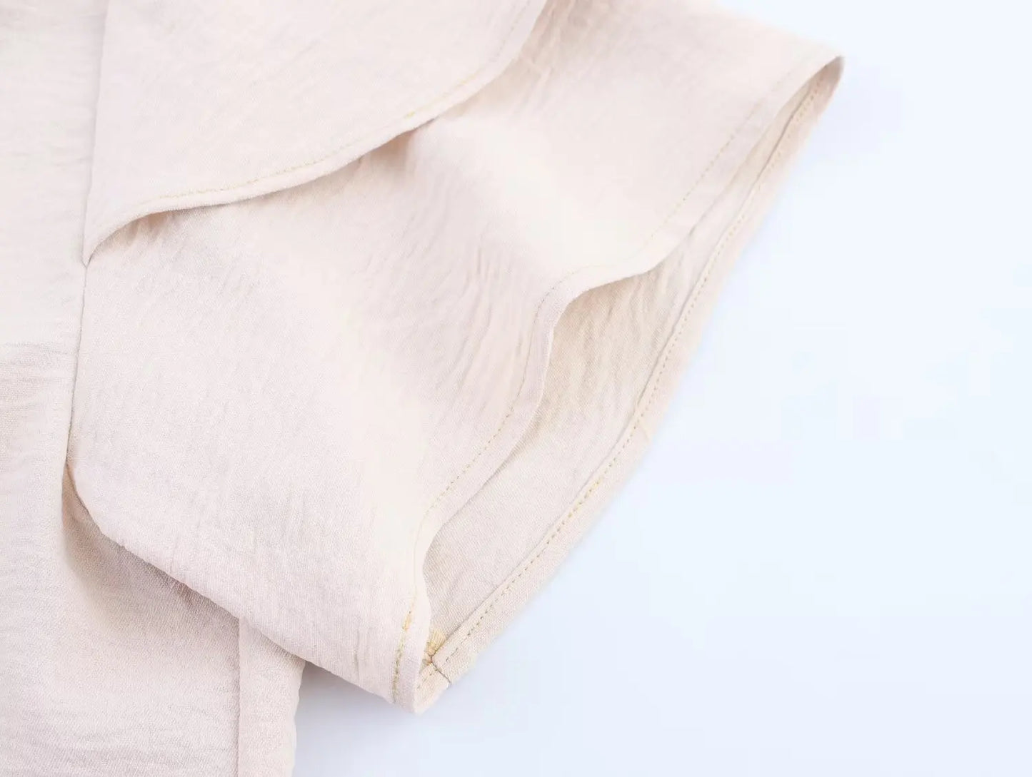 Blusa feminina verão 2025, cor lisa, estilo “commuter” (para o dia a dia), decote em V, de chiffon, com babados, manga curta, peça versátil que combina com tudo.