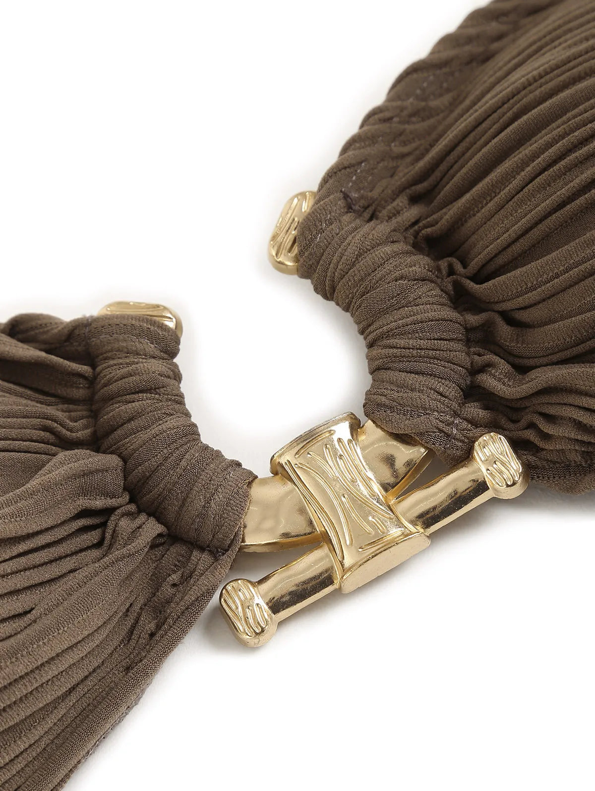 Biquíni feminino com recortes e tiras cruzadas, tecido texturizado, ferragens metálicas, cava alta e calcinha cheeky, com top acolchoado, aberto nas costas e de amarrar.