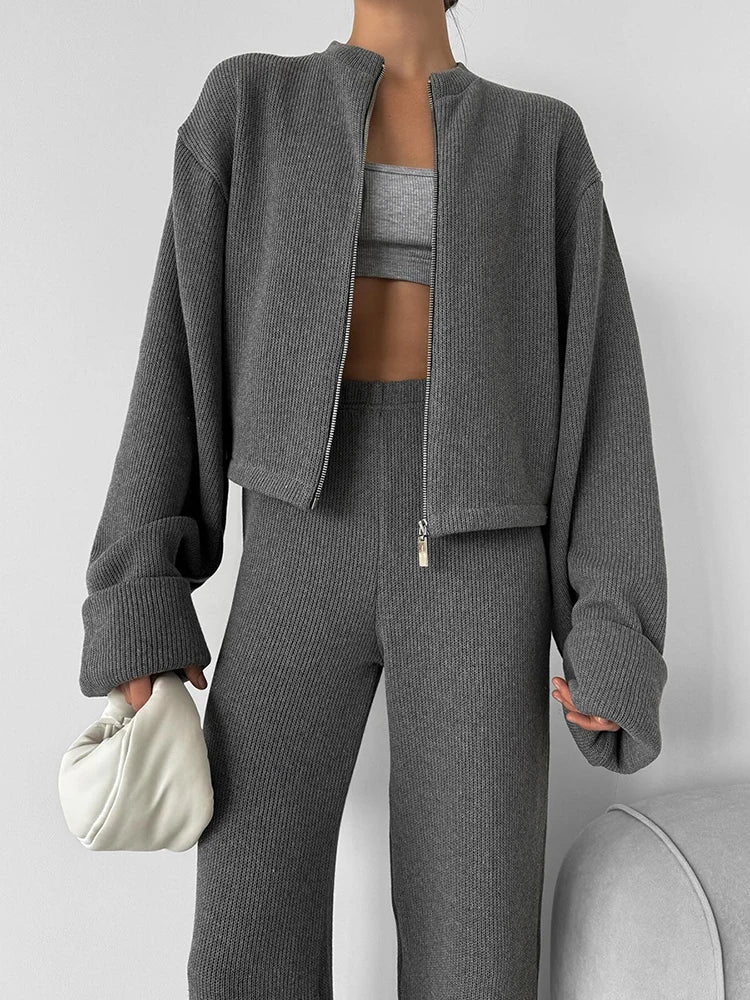 Conjunto feminino 2 peças: Suéter e calça de malha.