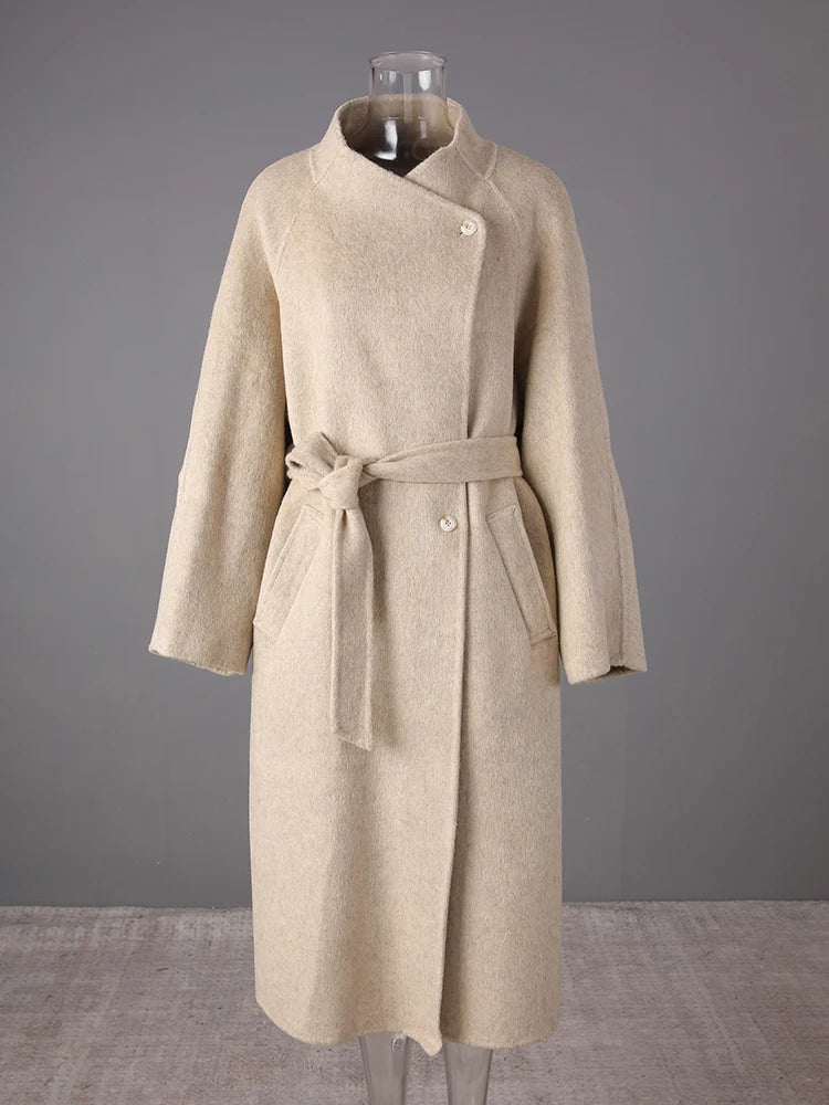 Casaco feminino em lã tom damasco.