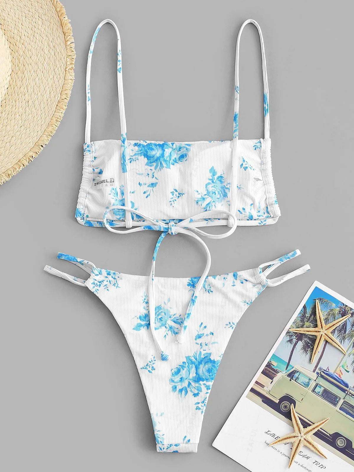 Biquíni fashion com estampa de rosas azul.