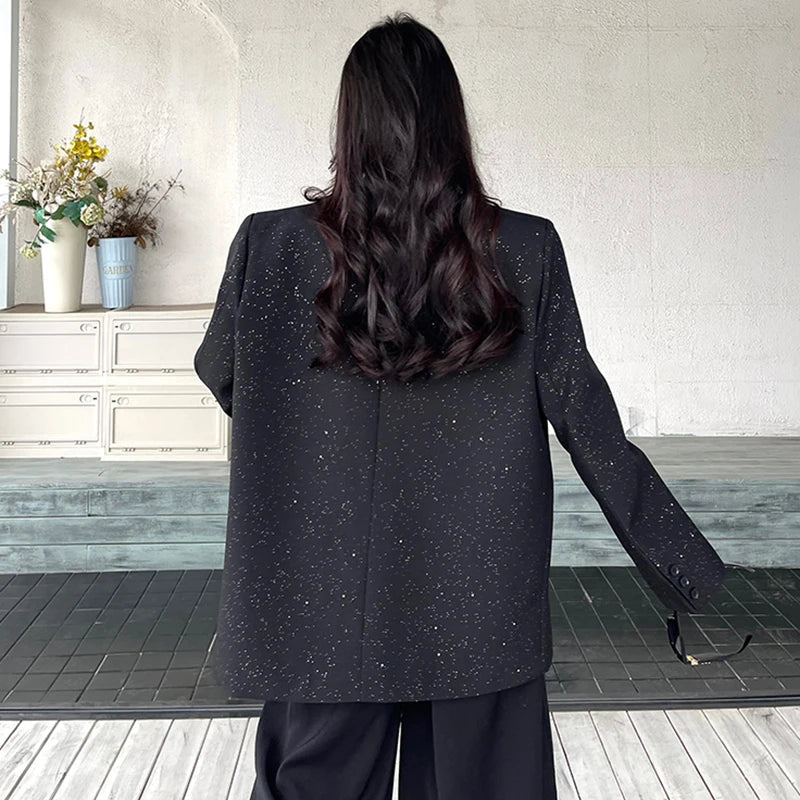 Blazer feminino fashion com paetês e corrente metálica.