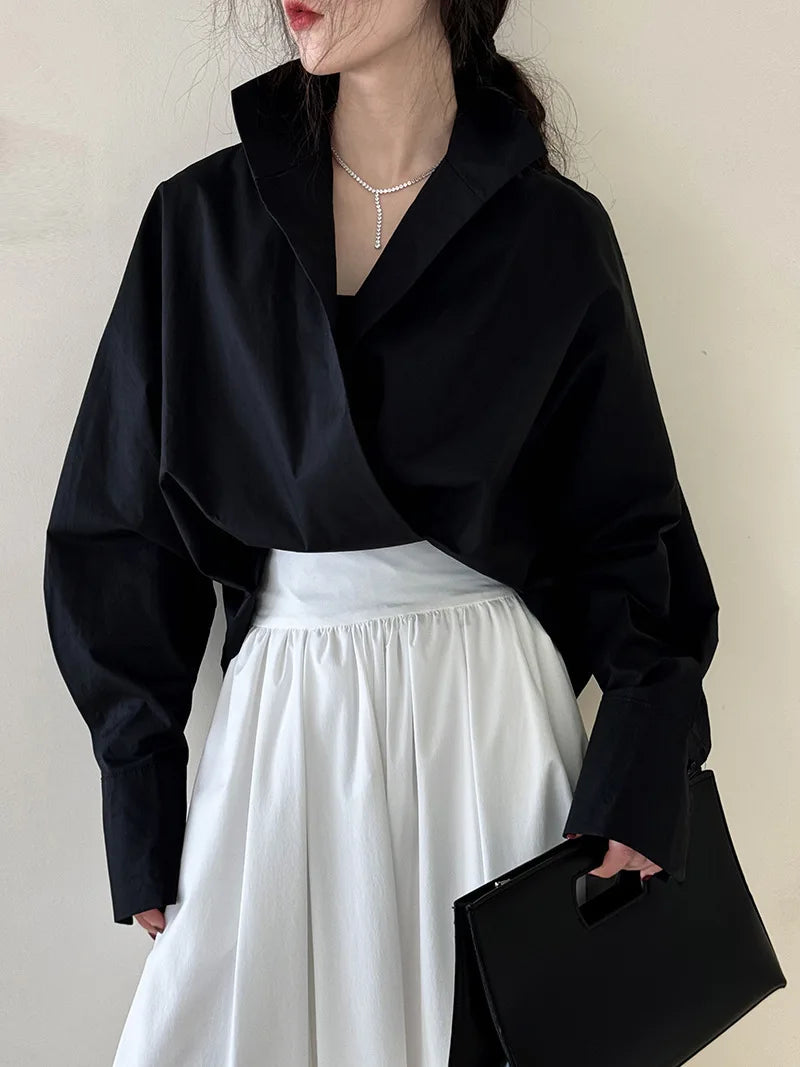 Camisa branca fashion com silhueta ampla, gola alta.