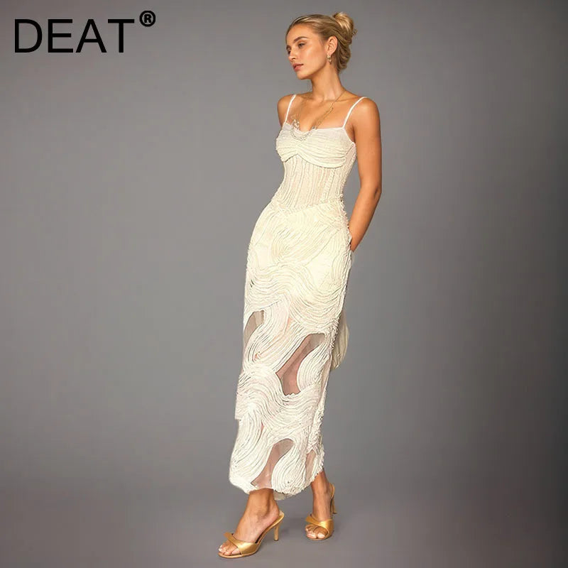 Vestido branco texturizado com alças finas, modelagem justa.