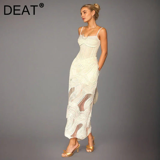 Vestido branco texturizado com alças finas, modelagem justa.