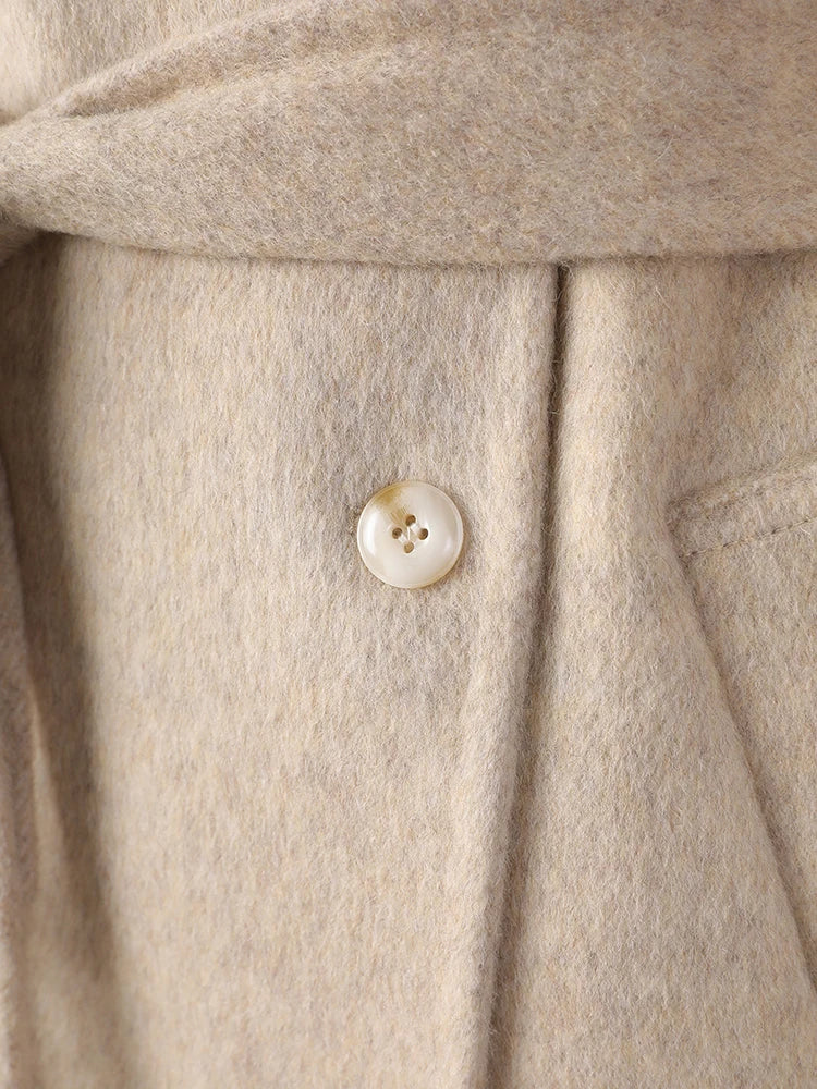 Casaco feminino em lã tom damasco.