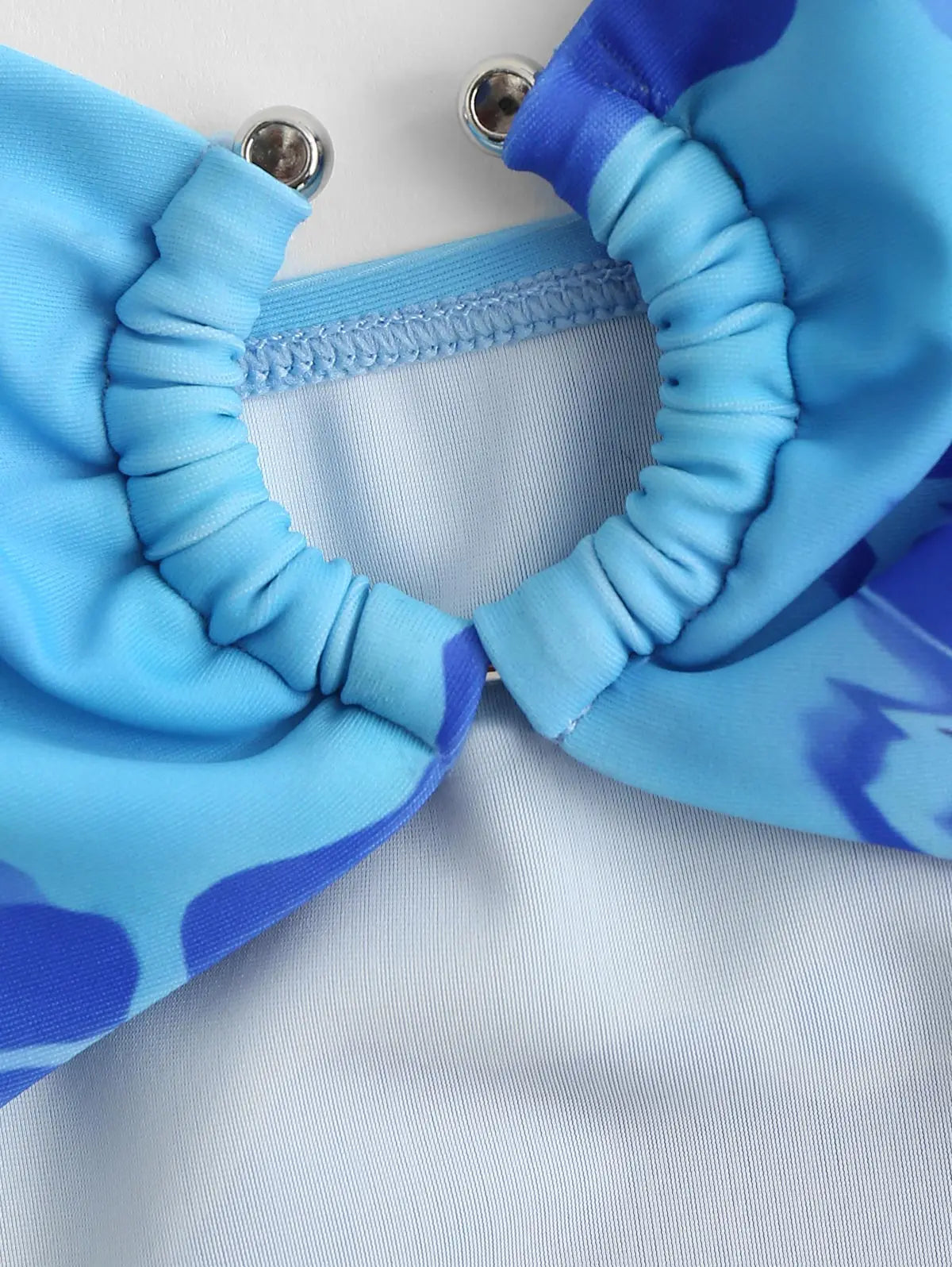 Maiô cavado tie‑dye com recortes e cintura alta.