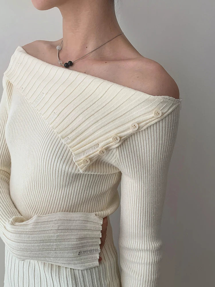 Suéter feminino preto ombro a ombro.